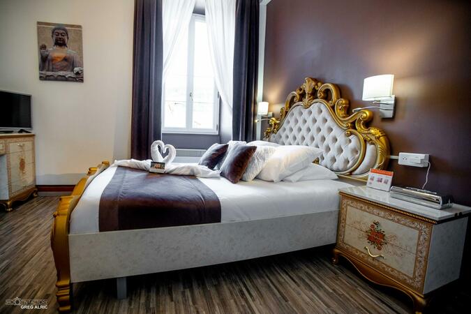 Chambres personnalisées et décorées dans un style baroque au coeur des Cévennes