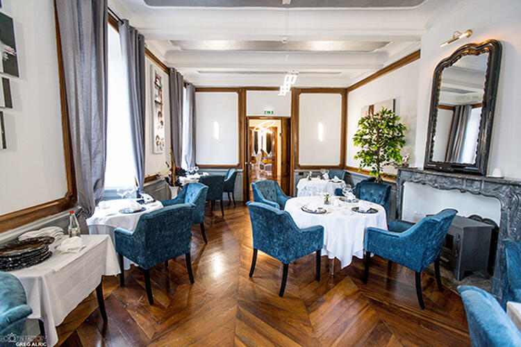 Le restaurant Saint-Sauveur à Meyrueis est réputé pour ses mets de qualité servis dans une salle baroque ou sur la terrasse ombragée