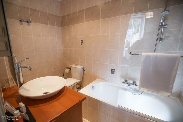 L'hôtel Saint-Sauveur offre des chambres avec salles de bain équipées et privatives
