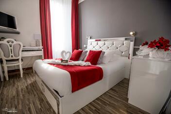 L'hôtel Saint-Sauveur propose des chambres décorées avec soin et personnalisées à Meyrueis