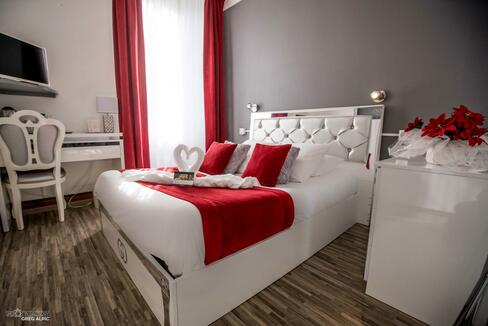 L'hôtel Saint-Sauveur propose des chambres décorées avec soin et personnalisées à Meyrueis.